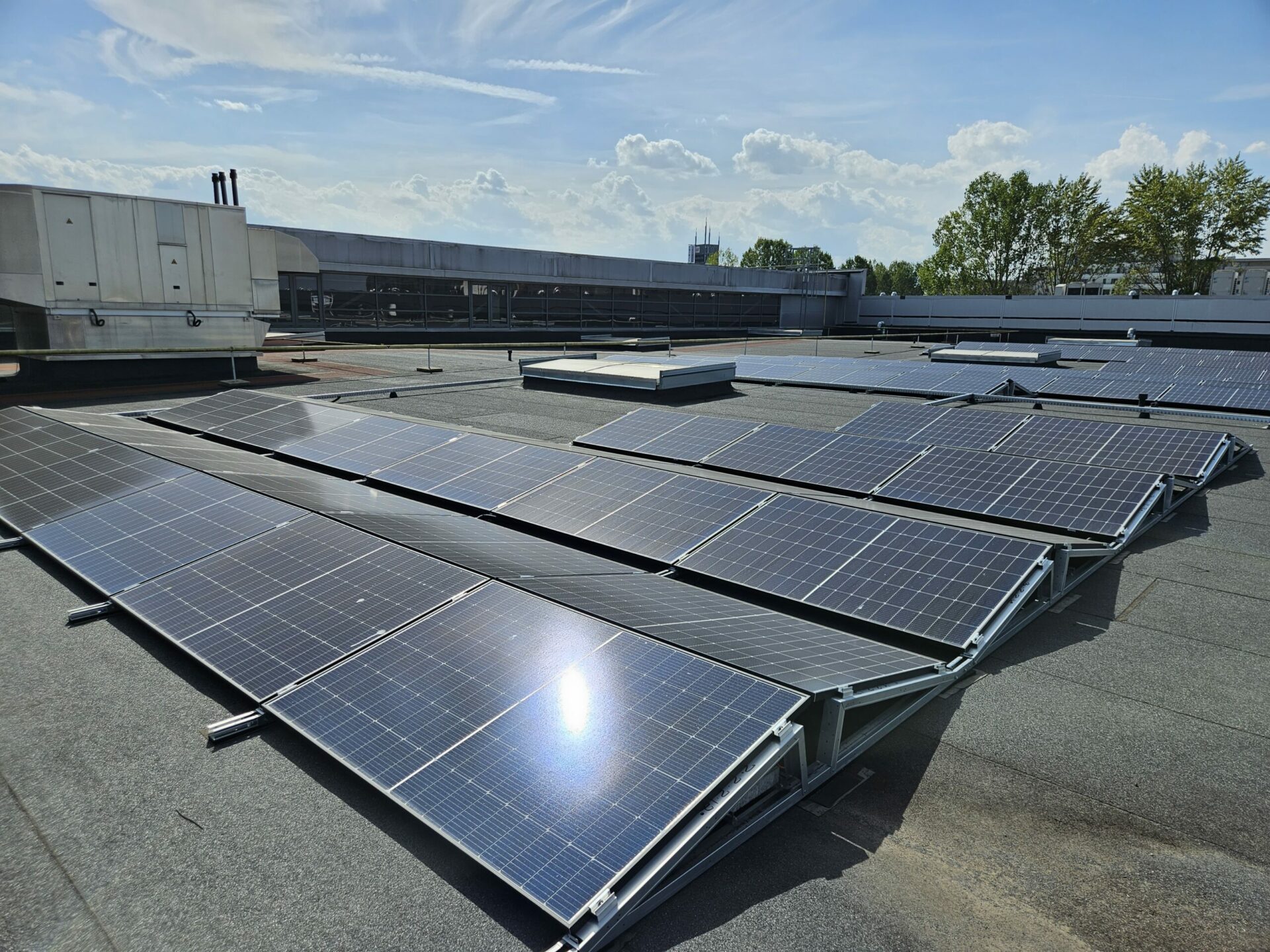 Auchan instalează panouri fotovoltaice pe magazinele sale printr-un parteneriat cu Helexia.